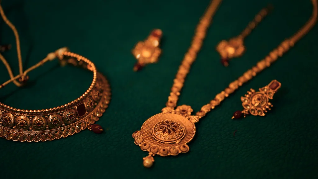 Delhi gold prices stay resilient on steady buying interest