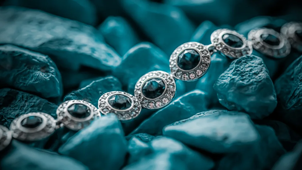 Silver prices in Lucknow steady at ₹275 per gram