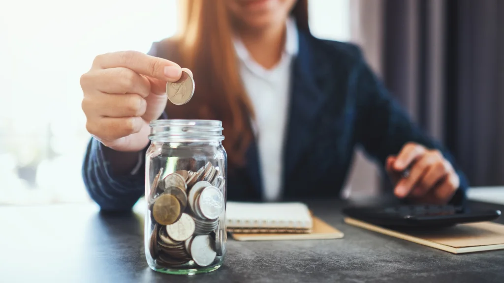 A checklist-style visual showing key financial habits to build before age 30, including debt control, investing automation, and emergency planning.