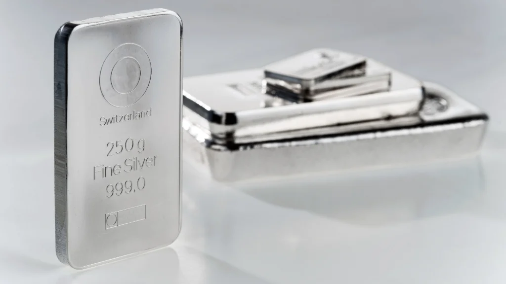 Silver holds ₹2.85 lakh per kg benchmark